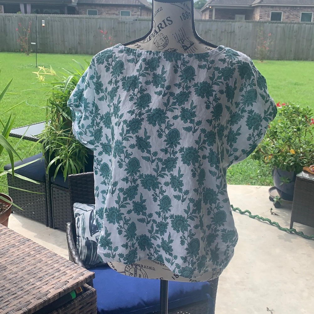 🧚🧚‍♀️just in time for warm weather. Cynthia Rowley linen blouse SZ L